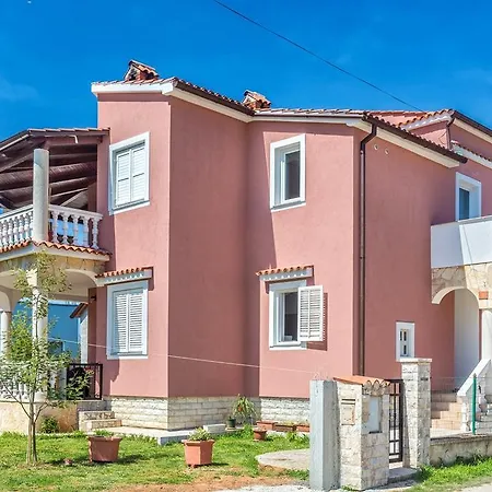 Chude Apartment *